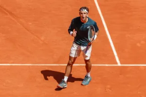 Lorenzo Musetti po wygranym meczu krzyczący w stronę trenerów