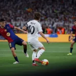 Luka-Modric-podajacy-pilke-podczas-El-Clasico