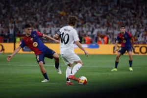 Luka-Modric-podajacy-pilke-podczas-El-Clasico