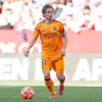 Luka-Modric-prowadzacy-pilke-podczas-meczu