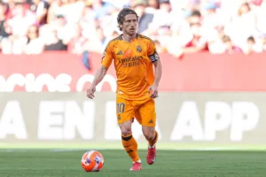 Luka-Modric-prowadzacy-pilke-podczas-meczu