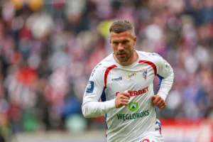 Lukas-Podolski-biegnacy-podczas-spotkania