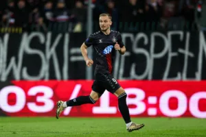 Lukasz-Zjawinski-podczas-meczu-Polonii-Warszawa-z-Puszcza-Niepolomice