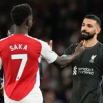 Mo-Salah-przybijajcy-piatke-Bukayo-Sace