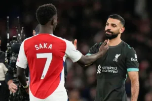 Mo-Salah-przybijajcy-piatke-Bukayo-Sace