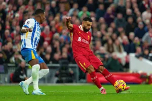 Mo-Salah-strzelajacy-na-bramke-Brightonu