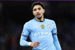 Omar-Marmoush-w-koszulce-Manchester-City-na-boiskach-Premier-League