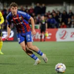 Oskar-Krzyzak-walczacy-o-pilke-podczas-meczu-Betclic-2-ligi