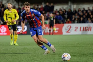 Oskar-Krzyzak-walczacy-o-pilke-podczas-meczu-Betclic-2-ligi