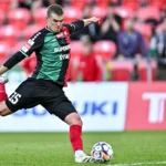Pilkarz-GKS-Tychy-oddajacy-strzal-na-bramke