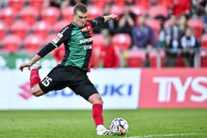 Pilkarz-GKS-Tychy-oddajacy-strzal-na-bramke