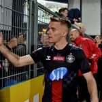 Pilkarz-Polonii-przybijajacy-piatki-z-kibicami-po-meczu