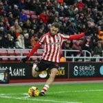 Pilkarz-Sunderlandu-wykonujacy-rzut-rozny