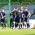 Pilkarze-KKS-Kalisz-celebrujacy-zdobycie-gola