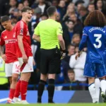 Pilkarze-Nottingham-i-Chelsea-w-rozmowie-z-sedzia
