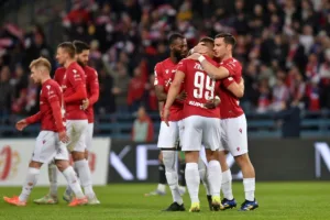 Pilkarze-Wisly-Krakow-celebrujacy-zdobycie-gola