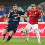 Pilkarze-Wisly-Plock-i-Wisly-Krakow-podczas-walki-o-pilke