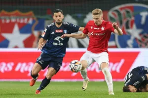 Pilkarze-Wisly-Plock-i-Wisly-Krakow-podczas-walki-o-pilke