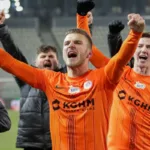 Pilkarze-Zaglebia-Lubin-swietujacy-wygranie-meczu