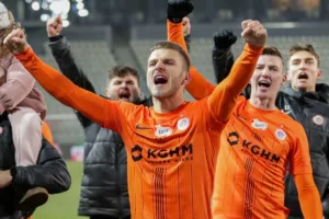 Pilkarze-Zaglebia-Lubin-swietujacy-wygranie-meczu