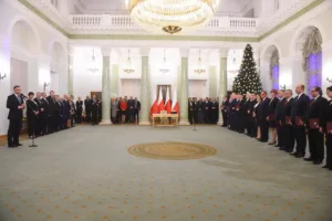Politycy-podczas-przemowy-prezydenta-Dudy-w-palacu-prezydenckim