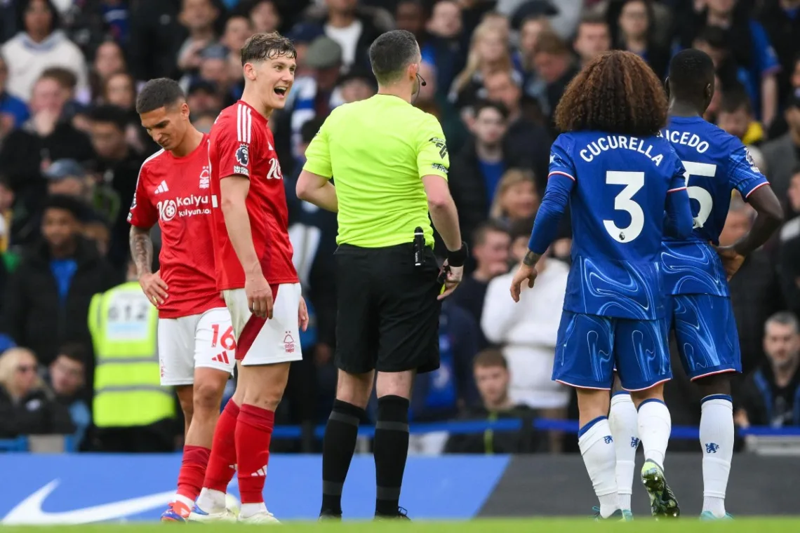 Pilkarze-Nottingham-i-Chelsea-w-rozmowie-z-sedzia