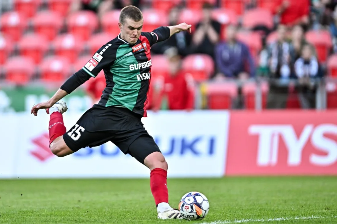 Pilkarz-GKS-Tychy-oddajacy-strzal-na-bramke