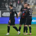Trzech-zawodnikow-Polonii-rozmawiajacy-podczas-meczu