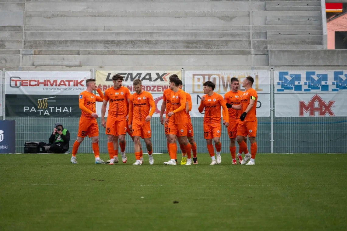 Pilkarze-Zaglebia-po-strzeleniu-bramki