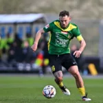 Zawodnik-GKS-Jastrzebie-prowadzacy-pilke