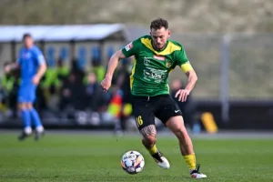 Zawodnik-GKS-Jastrzebie-prowadzacy-pilke