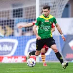 Zawodnik-GKS-Jastrzebie-przyjmujacy-pilke