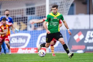 Zawodnik-GKS-Jastrzebie-przyjmujacy-pilke