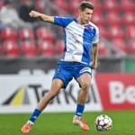 Zawodnik-Pogoni-Siedlce-z-pilka-przy-nodze