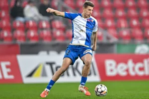 Zawodnik-Pogoni-Siedlce-z-pilka-przy-nodze