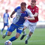 Zawodnik-Pogoni-Siedlce-zabierajacy-sie-z-pilka