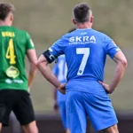 Zawodnik-Skry-odwrocony-tylem