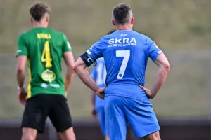 Zawodnik-Skry-odwrocony-tylem