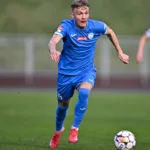 Zawodnik-Skry-prowadzacy-pilke