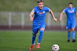 Zawodnik-Skry-prowadzacy-pilke