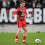 Zawodnik-Zaglebia-Sosnowiec-przyjmujacy-pilke