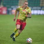 Zawodnik-Znicza-Pruszkow-prowadzacy-pilke