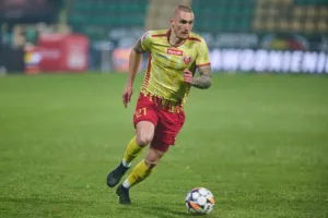 Zawodnik-Znicza-Pruszkow-prowadzacy-pilke