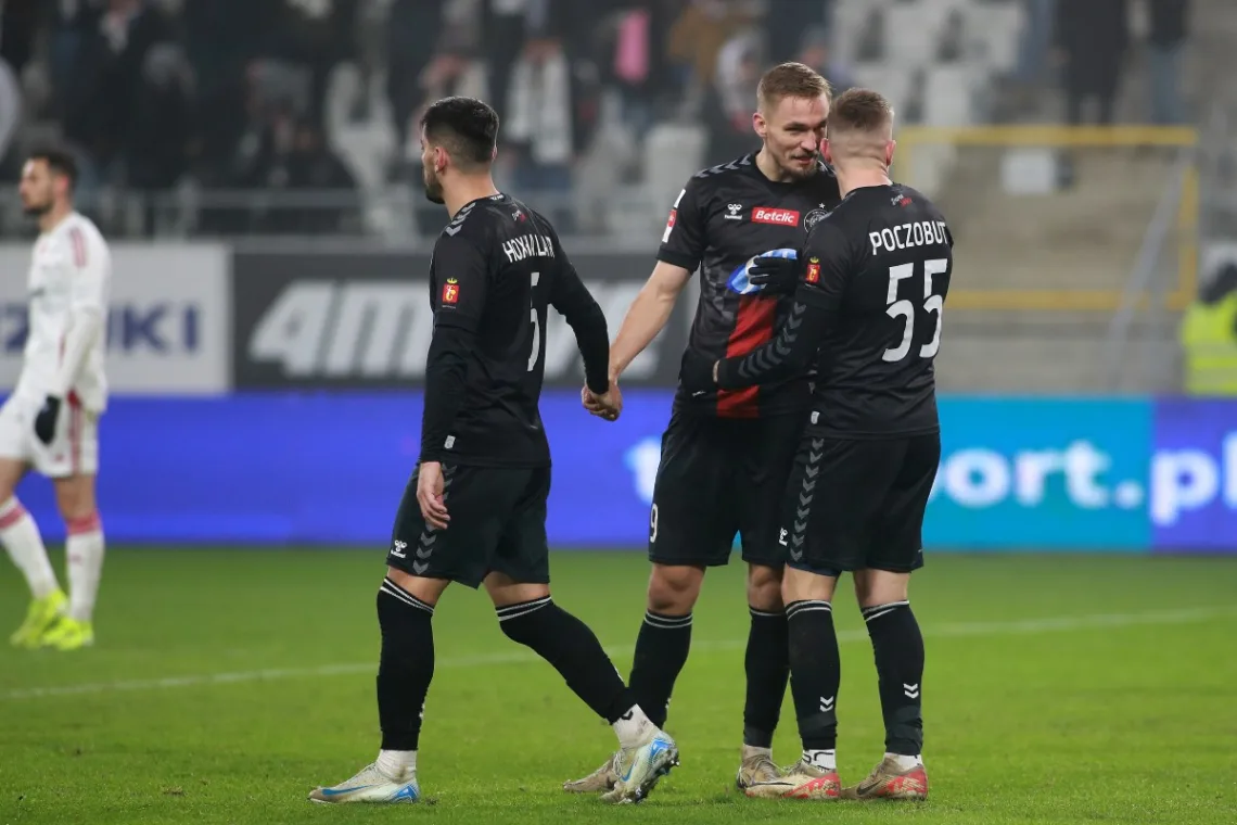 Trzech-zawodnikow-Polonii-rozmawiajacy-podczas-meczu
