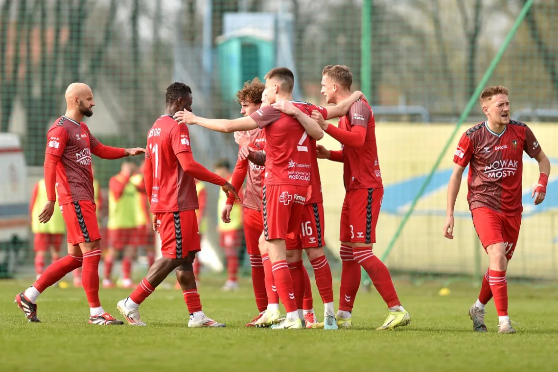 Pilkarze-Zaglebia-Sosnowiec-po-zdobyciu-gola