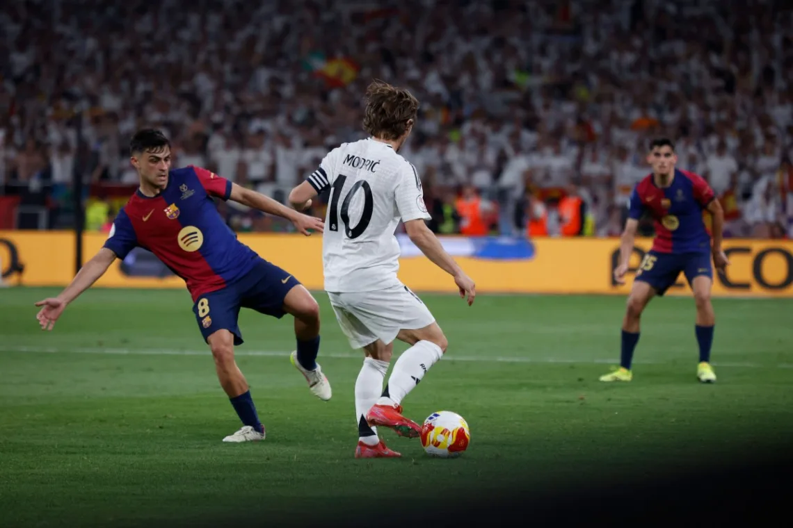 Luka-Modric-podajacy-pilke-podczas-El-Clasico