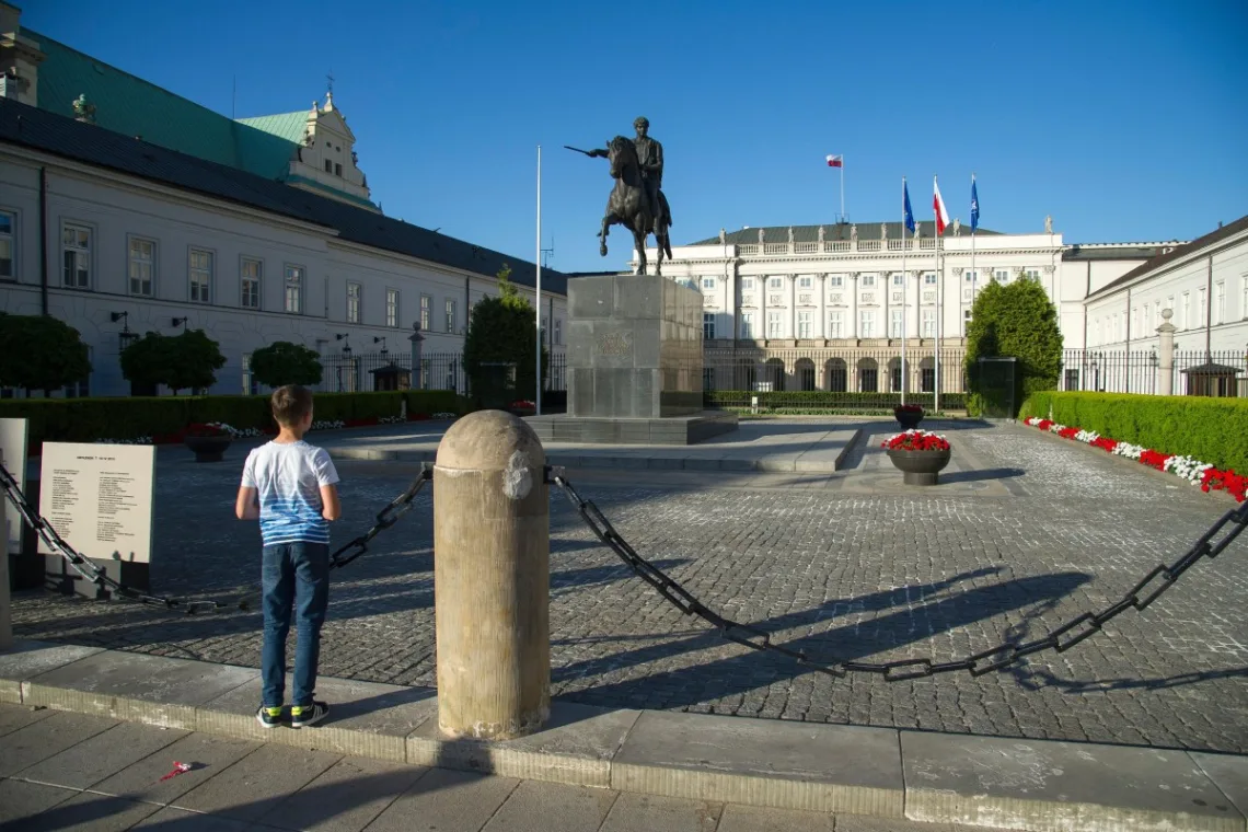 Dziecko-przed-palacem-prezydenckim-w-Warszawie