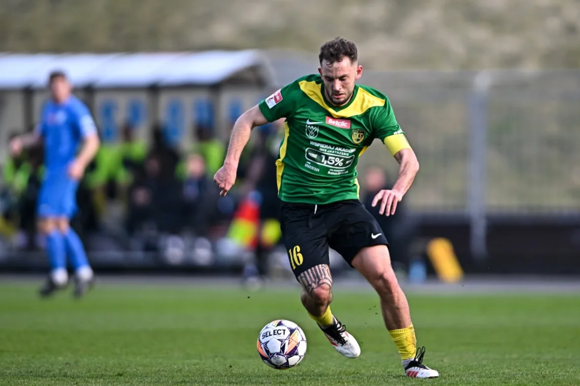 Zawodnik-GKS-Jastrzebie-prowadzacy-pilke