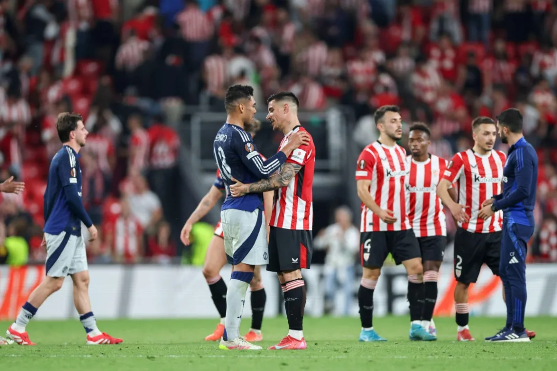 Casemiro-rozmawiajacy-z-Berchiche-po-zakonczonym-meczu