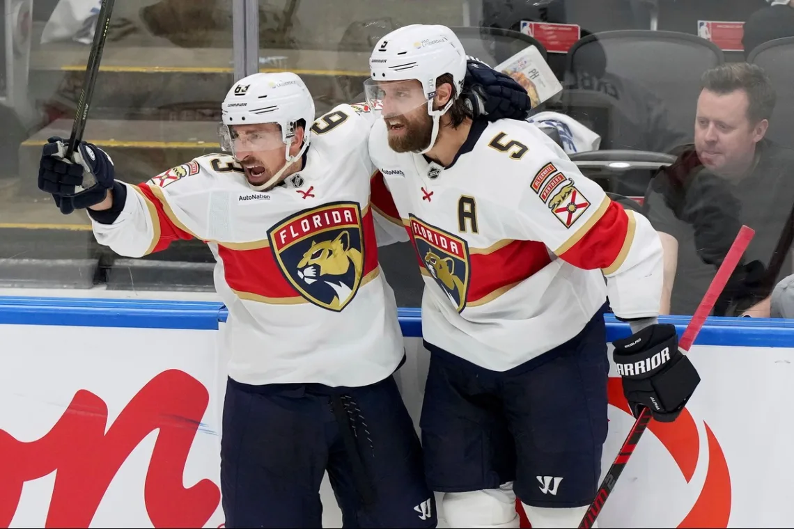 Marchand-i-Ekblad-swietuja-zdobycie-gola-dla-Floridy-w-starciu-z-Toronto-w-fazie-play-off-w-NHL-foto-Associated Press / Alamy Stock Photo